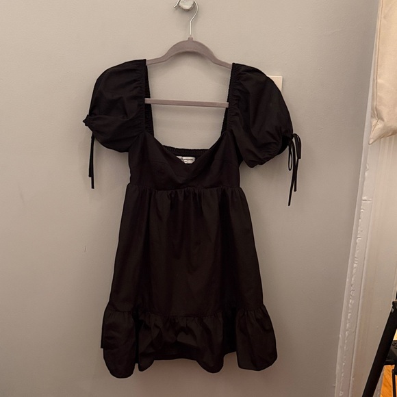 Dresses & Skirts - Black Puff Sleeve Dress